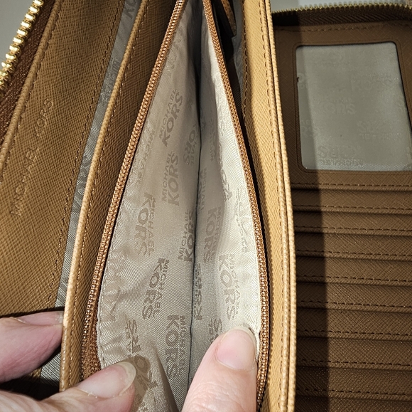 EUC Michael Kors Vanilla MK Monogram Travel Zip Continental Wallet / Wristlet - Picture 8 of 13